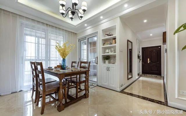 131㎡三居室簡(jiǎn)美風(fēng)格裝修，溫馨舒適，裝修帶家具僅僅花35萬(wàn)，自己家人都是越看越值，你們?cè)趺纯矗? style="box-sizing: border-box; border-bottom-style: none; border-right-style: none; margin: 10px auto; display: block; max-width: 100%; border-top-style: none; border-left-style: none; -webkit-tap-highlight-color: transparent" src="/uploads/allimg/180924/1602415542-0.jpg" inline="0" img_height="1542" img_width="1080" />
<p style="box-sizing: border-box; text-align: center; padding-bottom: 0px; line-height: 16px; margin: 0px; padding-left: 0px; padding-right: 0px; color: rgb(119,119,119); font-size: 12px; padding-top: 0px; -webkit-tap-highlight-color: transparent" class="pgc-img-caption"> </p>
</div>
<p style="box-sizing: border-box; padding-bottom: 0px; widows: 2; text-transform: none; background-color: rgb(255,255,255); font-style: normal; text-indent: 0px; margin: 16px 0px; padding-left: 0px; padding-right: 0px; font-family: "PingFang SC", "Hiragino Sans GB", "Microsoft YaHei", "WenQuanYi Micro Hei", "Helvetica Neue", Arial, sans-serif; white-space: normal; orphans: 2; letter-spacing: normal; color: rgb(34,34,34); font-size: 16px; font-weight: normal; word-spacing: 0px; padding-top: 0px; -webkit-tap-highlight-color: transparent; font-variant-ligatures: normal; font-variant-caps: normal; -webkit-text-stroke-width: 0px" class="ql-align-justify"><br style="box-sizing: border-box; -webkit-tap-highlight-color: transparent" />
 </p>
<p style="box-sizing: border-box; padding-bottom: 0px; widows: 2; text-transform: none; background-color: rgb(255,255,255); font-style: normal; text-indent: 0px; margin: 16px 0px; padding-left: 0px; padding-right: 0px; font-family: "PingFang SC", "Hiragino Sans GB", "Microsoft YaHei", "WenQuanYi Micro Hei", "Helvetica Neue", Arial, sans-serif; white-space: normal; orphans: 2; letter-spacing: normal; color: rgb(34,34,34); font-size: 16px; font-weight: normal; word-spacing: 0px; padding-top: 0px; -webkit-tap-highlight-color: transparent; font-variant-ligatures: normal; font-variant-caps: normal; -webkit-text-stroke-width: 0px" class="ql-align-justify">入戶花園空間還是蠻寬敞的，不光做出來(lái)獨(dú)立的玄關(guān)柜，還隔斷成一個(gè)小書房，雖然面積不大，不光有了書房的功能間，安裝玻璃門也能保證了入戶的透光性。</p>
<div style="box-sizing: border-box; padding-bottom: 0px; widows: 2; text-transform: none; background-color: rgb(255,255,255); font-style: normal; text-indent: 0px; margin: 0px; padding-left: 0px; padding-right: 0px; font-family: "PingFang SC", "Hiragino Sans GB", "Microsoft YaHei", "WenQuanYi Micro Hei", "Helvetica Neue", Arial, sans-serif; white-space: normal; orphans: 2; letter-spacing: normal; color: rgb(34,34,34); font-size: 16px; font-weight: normal; word-spacing: 0px; padding-top: 0px; -webkit-tap-highlight-color: transparent; font-variant-ligatures: normal; font-variant-caps: normal; -webkit-text-stroke-width: 0px" class="pgc-img"><img alt=