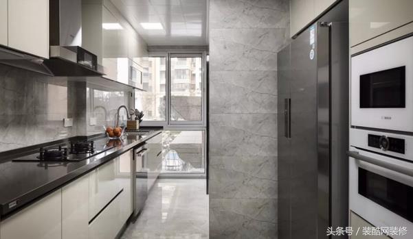 156平大戶型現(xiàn)代簡約風(fēng)裝修，個性時尚，簡約又實(shí)用，黑白灰加上原木打造出高品質(zhì)的生活空間。