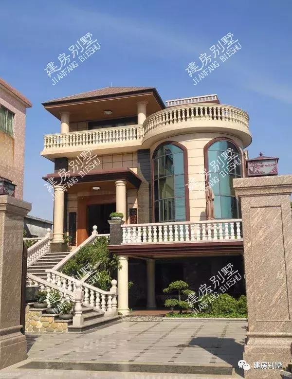 9×15.5米三層別墅設(shè)計圖，帶堂屋和車庫，建好后的效果更是讓人喜歡的不得了。