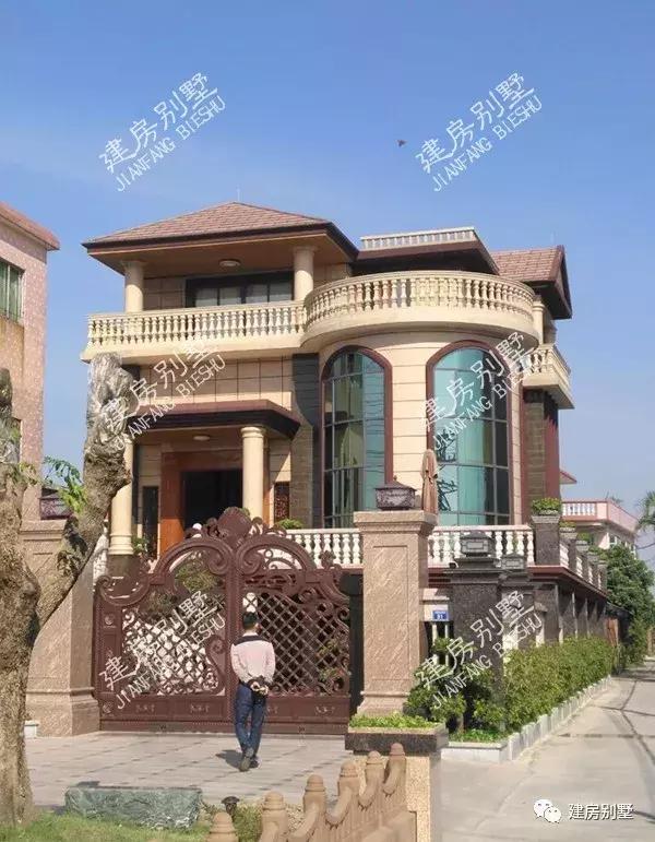 9×15.5米三層別墅設(shè)計圖，帶堂屋和車庫，建好后的效果更是讓人喜歡的不得了。