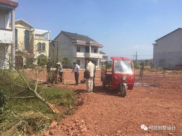 復(fù)式四層雙拼中式別墅，帶旋轉(zhuǎn)樓梯和露臺，是大家庭的最佳選擇