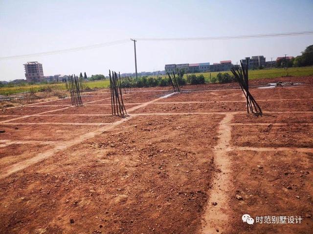 復(fù)式四層雙拼中式別墅，帶旋轉(zhuǎn)樓梯和露臺，是大家庭的最佳選擇