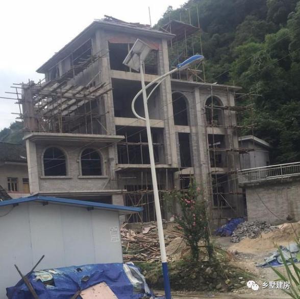 三層款外形豪華大氣的農(nóng)村別墅設(shè)計圖，給你不一樣的感覺！