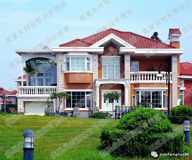 占地面積約150平方米的農(nóng)村二層自建房，帶挑空客廳+落地窗，清爽大方