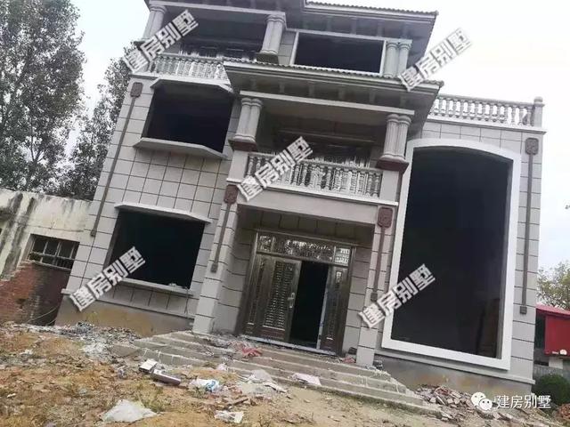 一棟完工的歐式別墅，精品三層設(shè)計(jì)圖戶型，建好后的效果不錯(cuò)