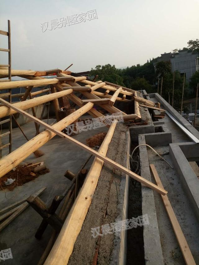 90后青年回家蓋三層別墅自建房，外觀(guān)漂亮，布局實(shí)用，村里人排著隊(duì)給介紹對(duì)象。