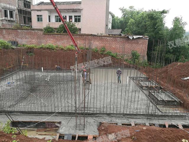 90后青年回家蓋三層別墅自建房，外觀(guān)漂亮，布局實(shí)用，村里人排著隊(duì)給介紹對(duì)象。