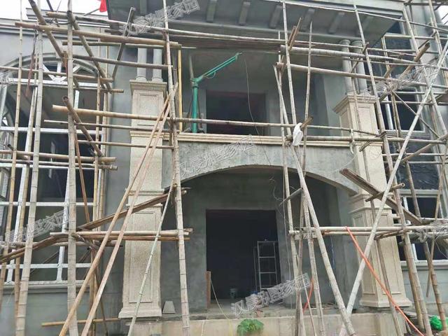 90后青年回家蓋三層別墅自建房，外觀(guān)漂亮，布局實(shí)用，村里人排著隊(duì)給介紹對(duì)象。