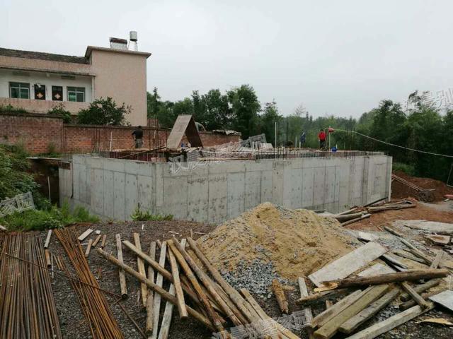 90后青年回家蓋三層別墅自建房，外觀(guān)漂亮，布局實(shí)用，村里人排著隊(duì)給介紹對(duì)象。