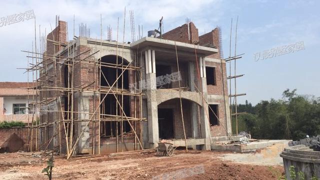 90后青年回家蓋三層別墅自建房，外觀(guān)漂亮，布局實(shí)用，村里人排著隊(duì)給介紹對(duì)象。