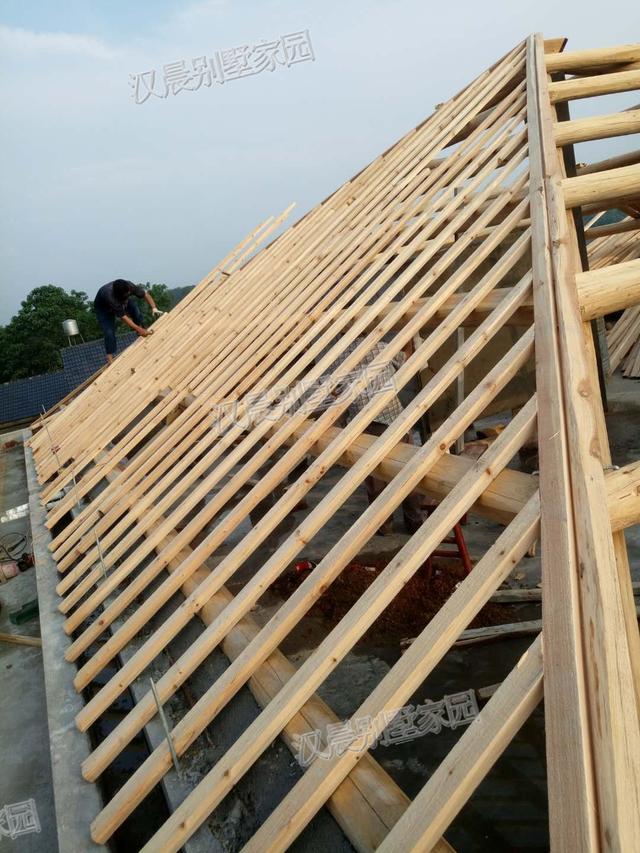 90后青年回家蓋三層別墅自建房，外觀(guān)漂亮，布局實(shí)用，村里人排著隊(duì)給介紹對(duì)象。