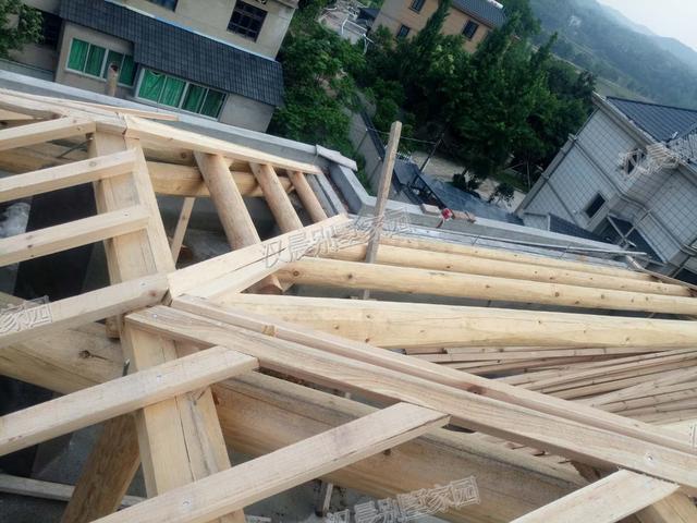 90后青年回家蓋三層別墅自建房，外觀(guān)漂亮，布局實(shí)用，村里人排著隊(duì)給介紹對(duì)象。