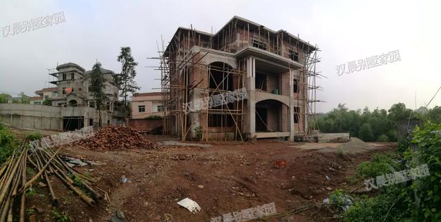 90后青年回家蓋三層別墅自建房，外觀(guān)漂亮，布局實(shí)用，村里人排著隊(duì)給介紹對(duì)象。