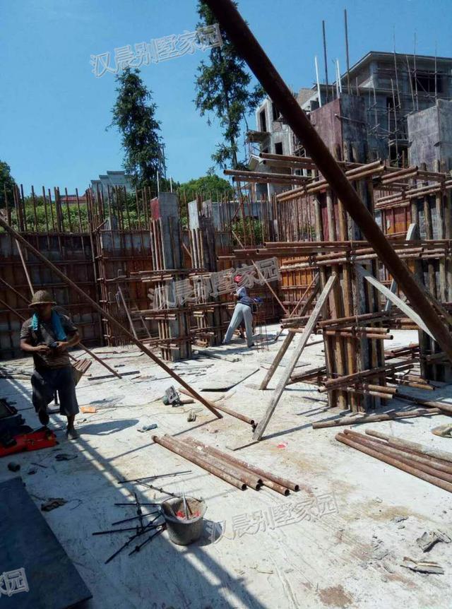 90后青年回家蓋三層別墅自建房，外觀(guān)漂亮，布局實(shí)用，村里人排著隊(duì)給介紹對(duì)象。