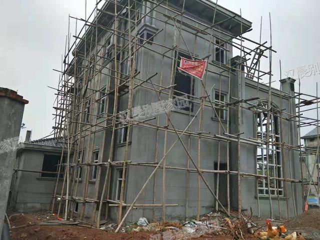 90后青年回家蓋三層別墅自建房，外觀(guān)漂亮，布局實(shí)用，村里人排著隊(duì)給介紹對(duì)象。