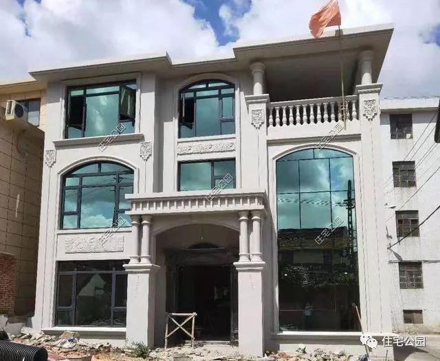 農(nóng)村三層經(jīng)典簡歐別墅設(shè)計圖，簡單大氣，新建起來的房子就是不一般，處處都透露著高級感。