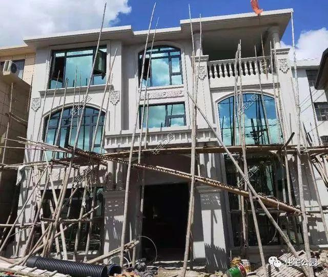 農(nóng)村三層經(jīng)典簡歐別墅設(shè)計圖，簡單大氣，新建起來的房子就是不一般，處處都透露著高級感。