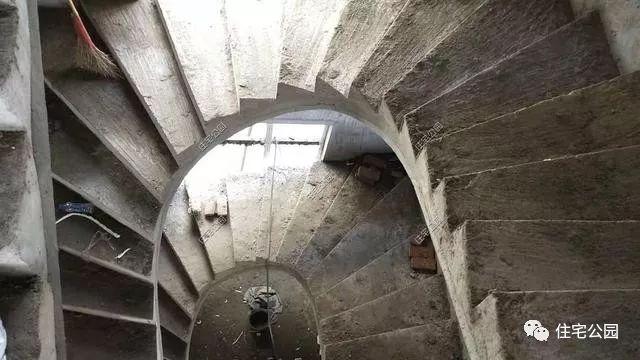 農(nóng)村三層經(jīng)典簡歐別墅設(shè)計圖，簡單大氣，新建起來的房子就是不一般，處處都透露著高級感。