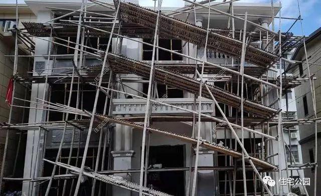 農(nóng)村三層經(jīng)典簡歐別墅設(shè)計圖，簡單大氣，新建起來的房子就是不一般，處處都透露著高級感。