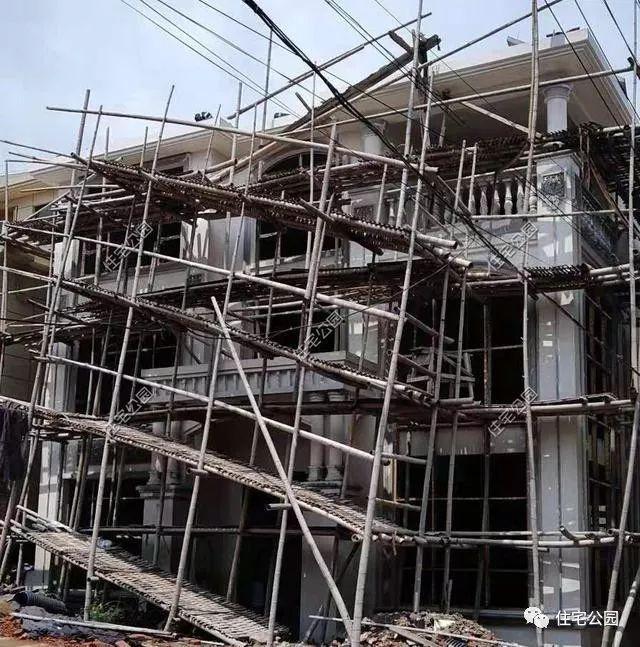 農(nóng)村三層經(jīng)典簡歐別墅設(shè)計圖，簡單大氣，新建起來的房子就是不一般，處處都透露著高級感。