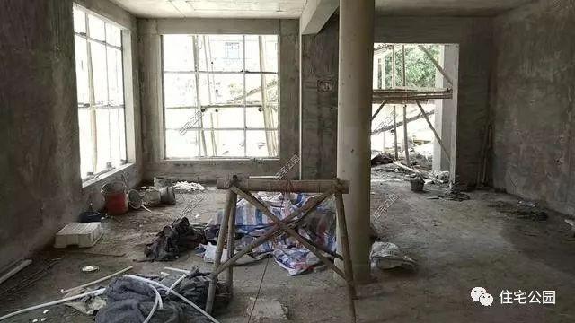 農(nóng)村三層經(jīng)典簡歐別墅設(shè)計圖，簡單大氣，新建起來的房子就是不一般，處處都透露著高級感。