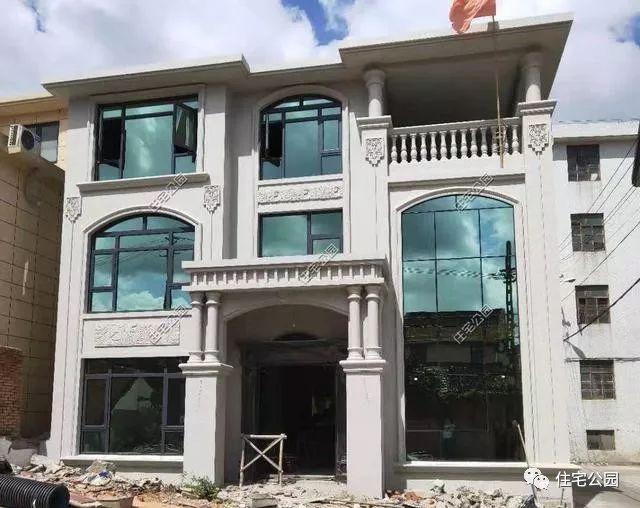 農(nóng)村三層經(jīng)典簡歐別墅設(shè)計圖，簡單大氣，新建起來的房子就是不一般，處處都透露著高級感。