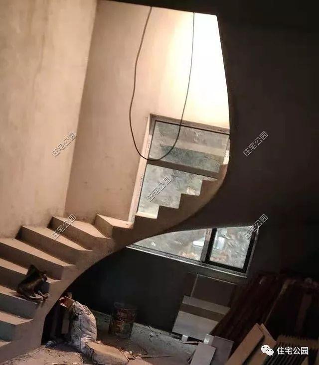 農(nóng)村三層經(jīng)典簡歐別墅設(shè)計圖，簡單大氣，新建起來的房子就是不一般，處處都透露著高級感。