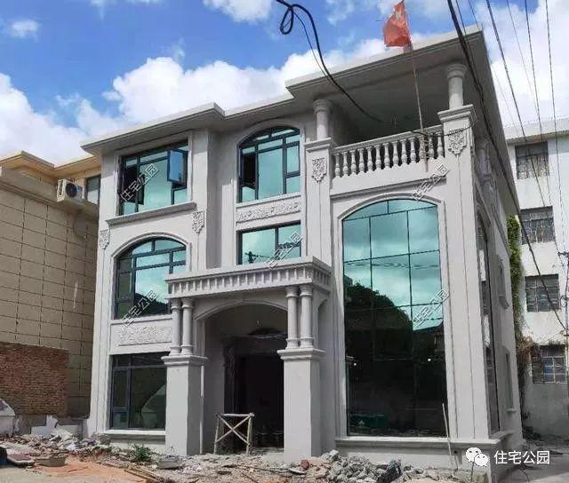 農(nóng)村三層經(jīng)典簡歐別墅設(shè)計圖，簡單大氣，新建起來的房子就是不一般，處處都透露著高級感。