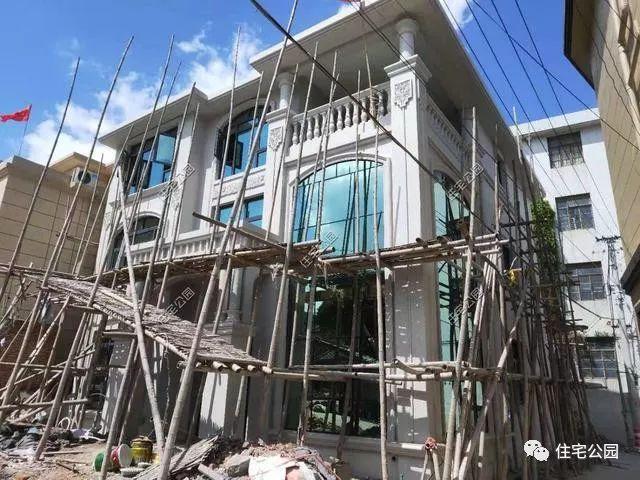 農(nóng)村三層經(jīng)典簡歐別墅設(shè)計圖，簡單大氣，新建起來的房子就是不一般，處處都透露著高級感。