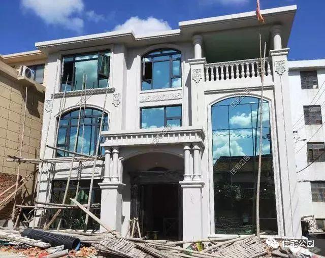 農(nóng)村三層經(jīng)典簡歐別墅設(shè)計圖，簡單大氣，新建起來的房子就是不一般，處處都透露著高級感。