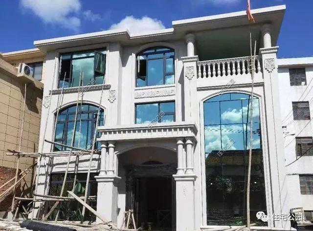 農(nóng)村三層經(jīng)典簡歐別墅設(shè)計圖，簡單大氣，新建起來的房子就是不一般，處處都透露著高級感。