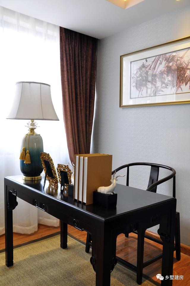 復(fù)古三層小洋樓別墅設(shè)計圖，別致的造型和配色，注定成為農(nóng)村一道靚麗的風(fēng)景線。