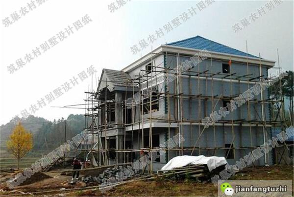 占地130平農(nóng)村三層小洋樓，簡約大氣，帶多個臥室套房，功能齊全，居住舒適。