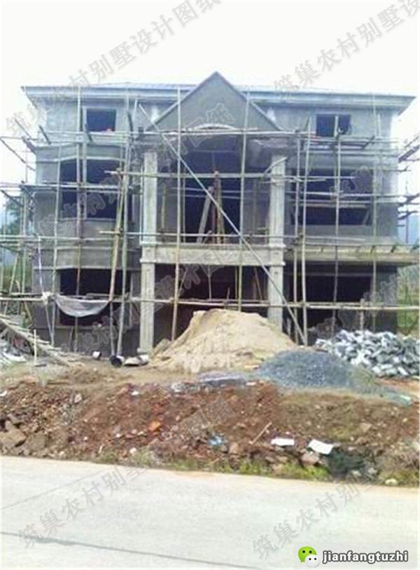 占地130平農(nóng)村三層小洋樓，簡約大氣，帶多個臥室套房，功能齊全，居住舒適。