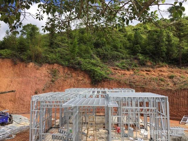 實(shí)拍一個(gè)月完工輕鋼別墅，建好后外觀(guān)好看