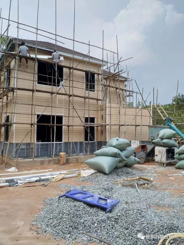 實(shí)拍一個(gè)月完工輕鋼別墅，建好后外觀(guān)好看