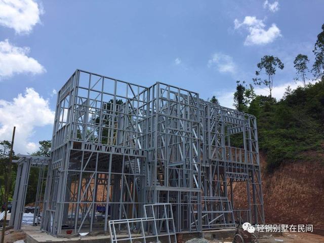 實(shí)拍一個(gè)月完工輕鋼別墅，建好后外觀(guān)好看