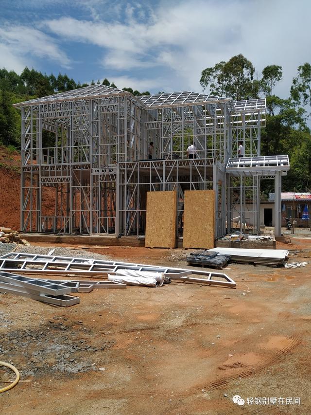 實(shí)拍一個(gè)月完工輕鋼別墅，建好后外觀(guān)好看