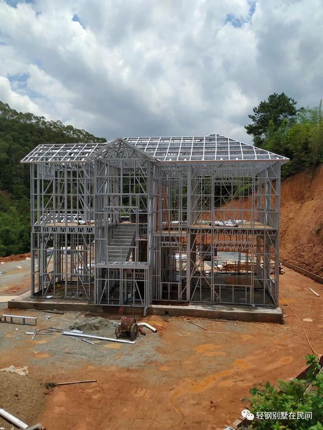 實(shí)拍一個(gè)月完工輕鋼別墅，建好后外觀(guān)好看