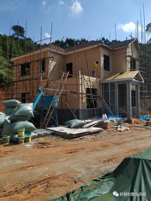 實(shí)拍一個(gè)月完工輕鋼別墅，建好后外觀(guān)好看