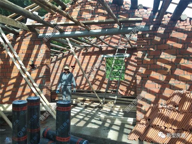 湖南農(nóng)村小伙為了省錢竟然把房子蓋成這樣？新房變危房，看著都揪心