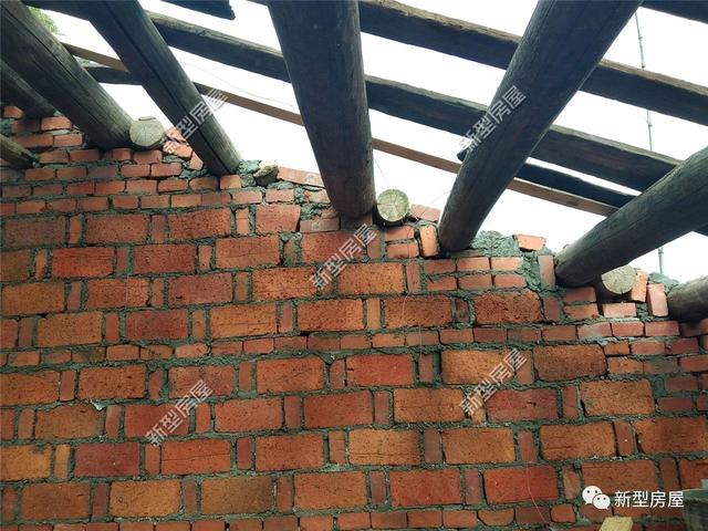 湖南農(nóng)村小伙為了省錢竟然把房子蓋成這樣？新房變危房，看著都揪心