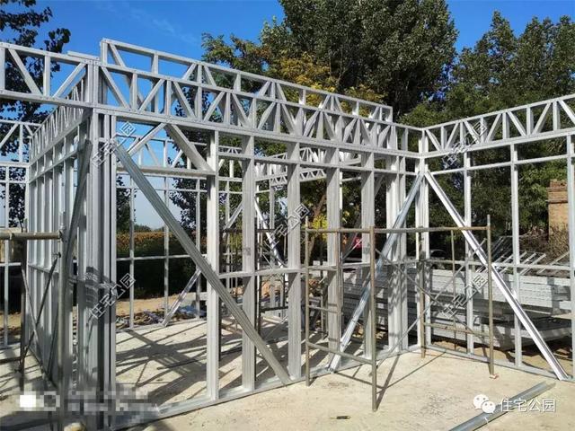 農(nóng)村輕鋼住宅造價多少？這棟240平的房子只花了33萬，房主任先生很滿意