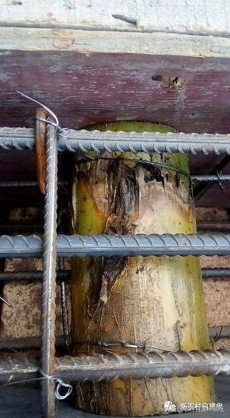 四川小伙圖建房圖省事，926元一平雙包以為很劃算，上梁一看氣死了