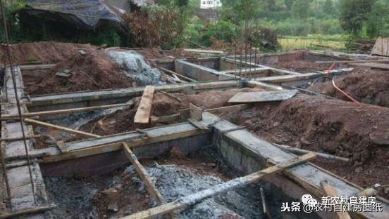 四川小伙圖建房圖省事，926元一平雙包以為很劃算，上梁一看氣死了