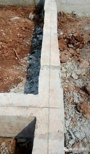 四川小伙圖建房圖省事，926元一平雙包以為很劃算，上梁一看氣死了