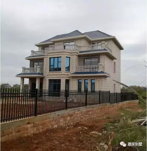 曬3棟農(nóng)村自建房實拍照片，第一棟是我表哥花40萬建成的