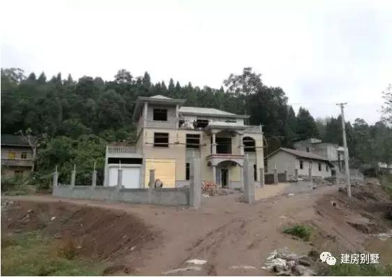曬3棟農(nóng)村自建房實拍照片，第一棟是我表哥花40萬建成的