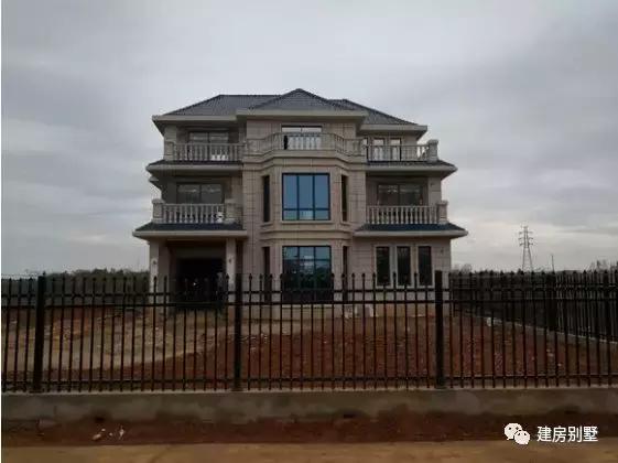 曬3棟農(nóng)村自建房實拍照片，第一棟是我表哥花40萬建成的