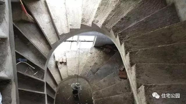 這么漂亮的旋轉(zhuǎn)樓梯，為什么村里的施工隊卻很少做？